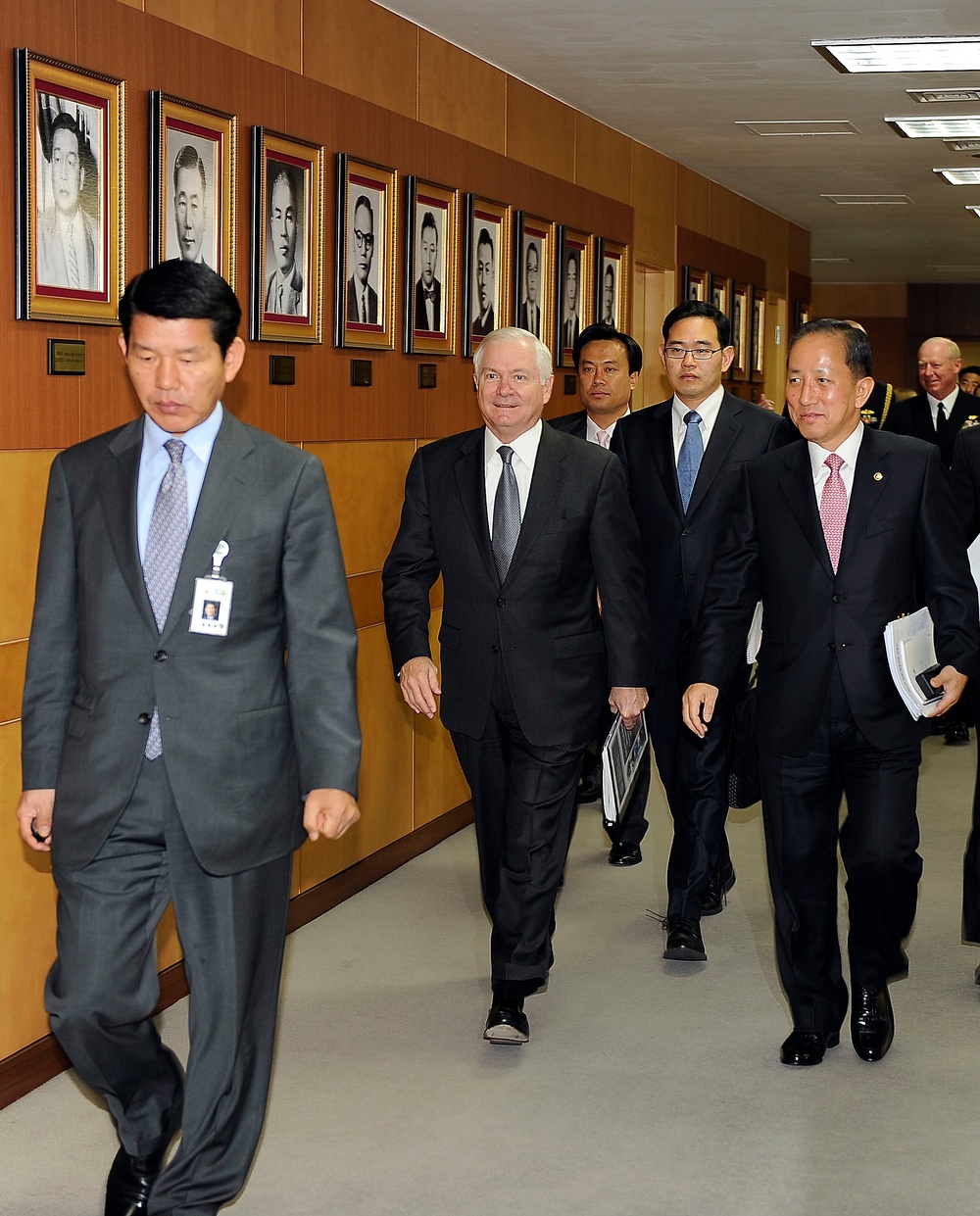 Secretary Gates and South Korean Defense Minister Kim Tae-Young walk through the Ministry of Defense.
