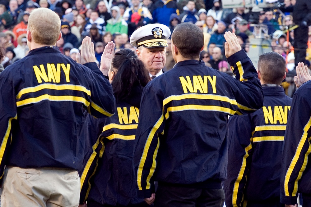 Adm. Gary Roughead administers the oath of office to Navy recruits.