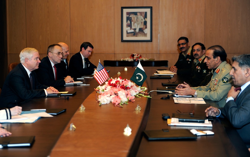 Secretary Gates talks with Pakistani Army Chief Gen. Ashfaq Parvez Kayani.