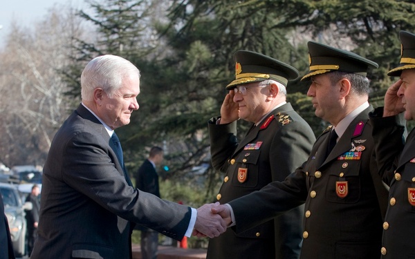 Secretary Gates meets with Turkish military members.