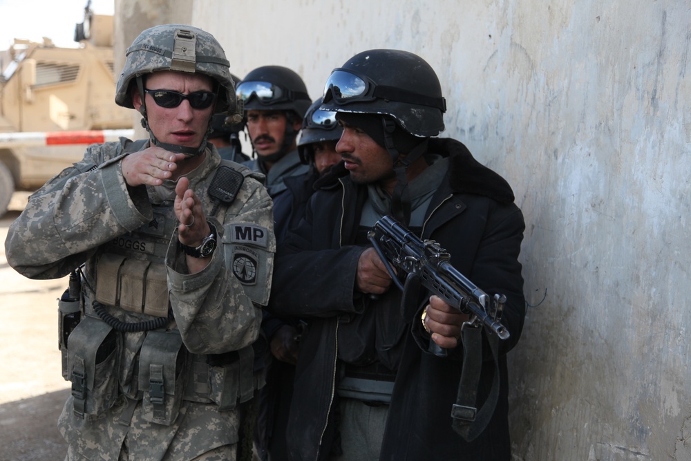 A U.S. Army soldier teaches a class on room clearing.