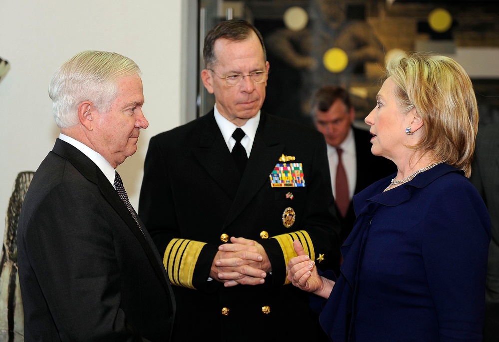 Secretary Gates,  Adm. Mike Mullen and Secretary of State Clinton talk.