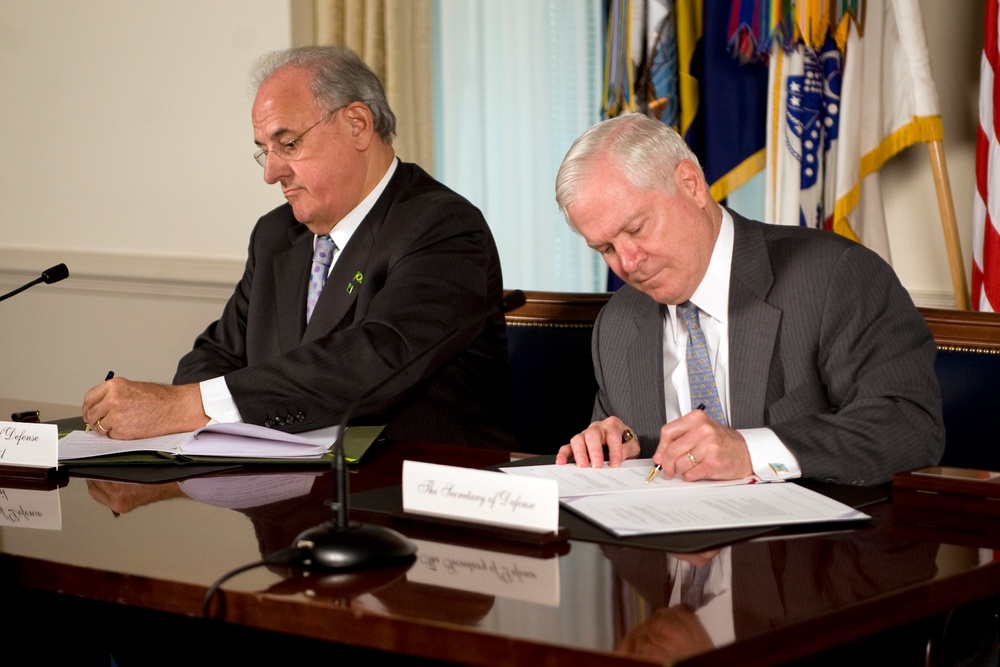 Secretary Gates and Brazilian Defense Minister Nelson Jobim sign a U.S. and Brazil Cooperation Agreement.