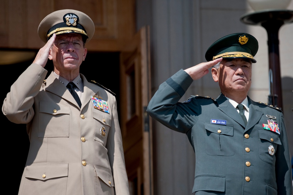 Adm. Mike Mullen and Chief of Staff of the Japanese Self Defense Force Gen. Ryoichi Oriki render honors.