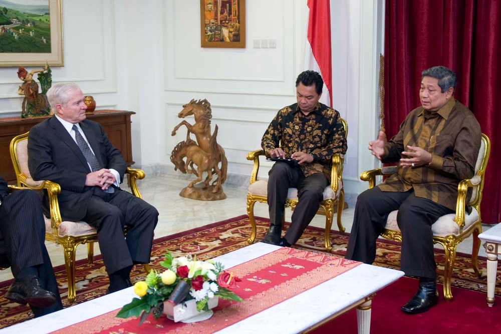 Secretary Gates meets with Indonesian President H. Susilo Bambang Yudhoyono in Jakarta.