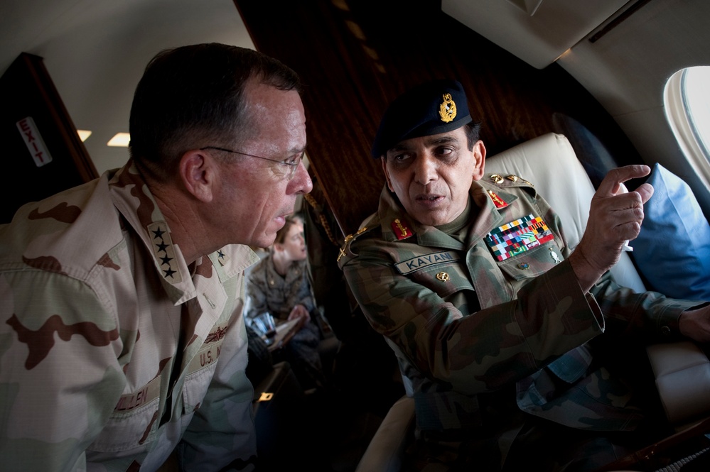 Pakistani Chief of Army Staff Gen. Ashfaq Parvez Kayani points out a feature to Adm. Mike Mullen.