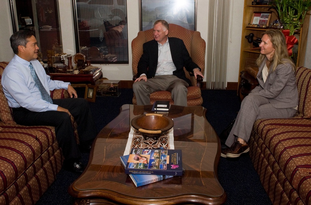 Deputy Secretary Lynn talks with the Governor of Guam Felix Camacho.