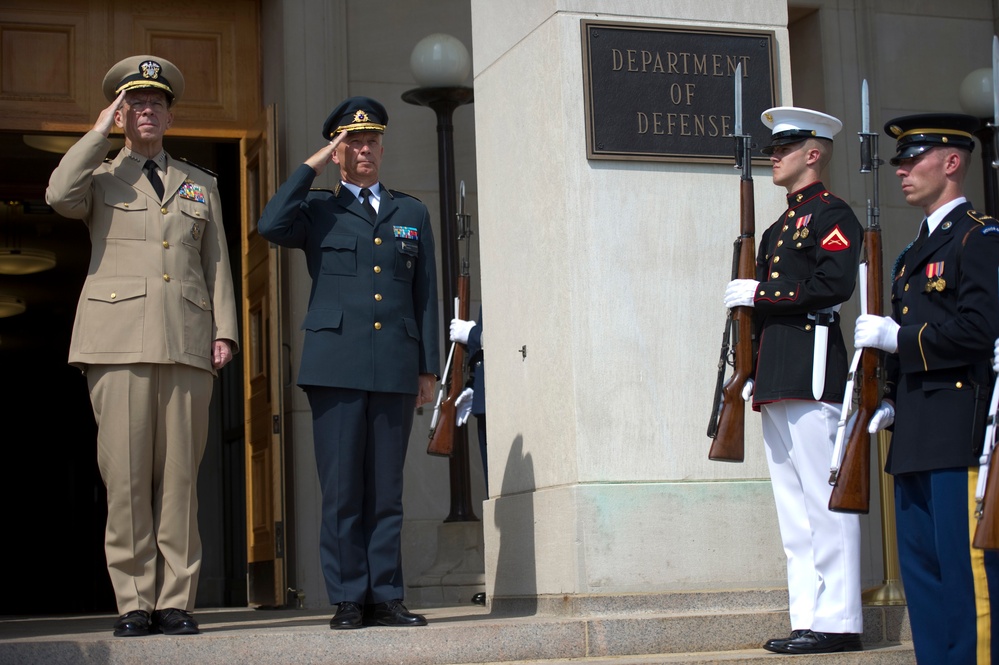 Adm. Mike Mullen welcomes Supreme Commander of the Swedish Armed Forces Gen. Sverker Goranson.