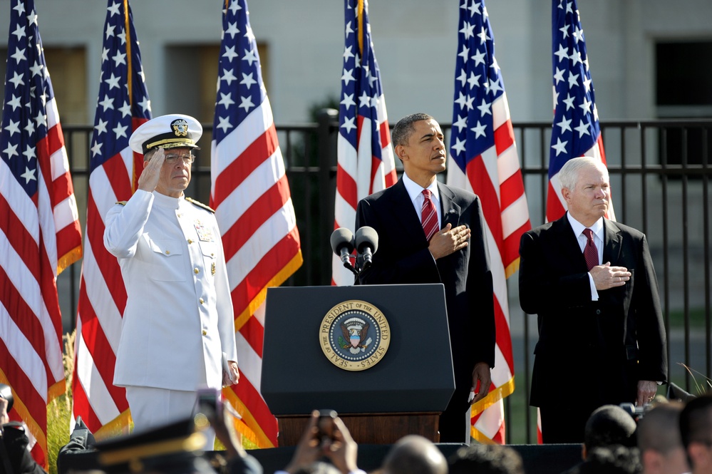 Adm. Mike Mullen, President Barack Obama and Secretary Gates stand for the national anthem during a ceremony at the Pentagon Memorial.