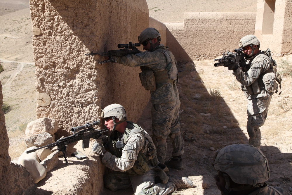 U.S. Army soldiers prepare to engage enemy combatants in Chak district.