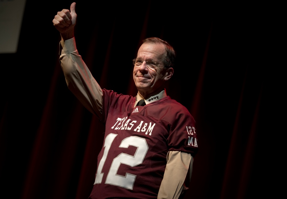 Adm. Mike Mullen gives a thumbs up to Texas A&amp;M University cadets.