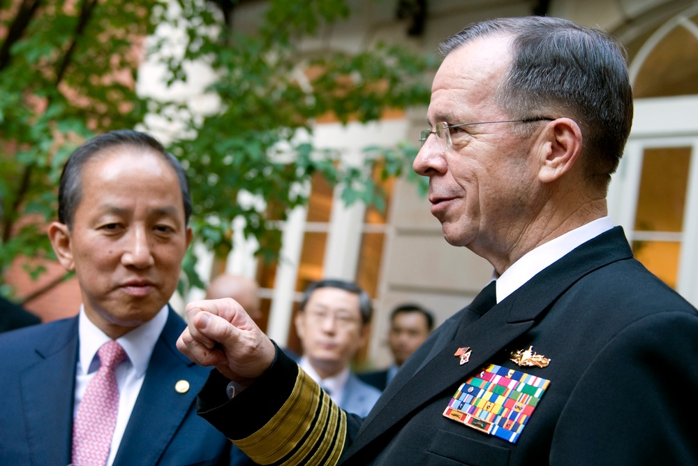 Adm. Mike Mullen speaks with South Korean Defense Minister Kim Tae-Young and other defense officials.