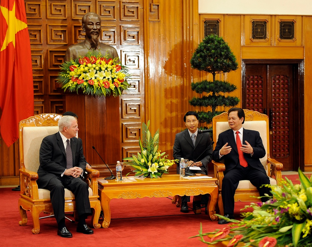Secretary Gates talks with Vietnamese Prime Minister Nguyen Tan Dung.