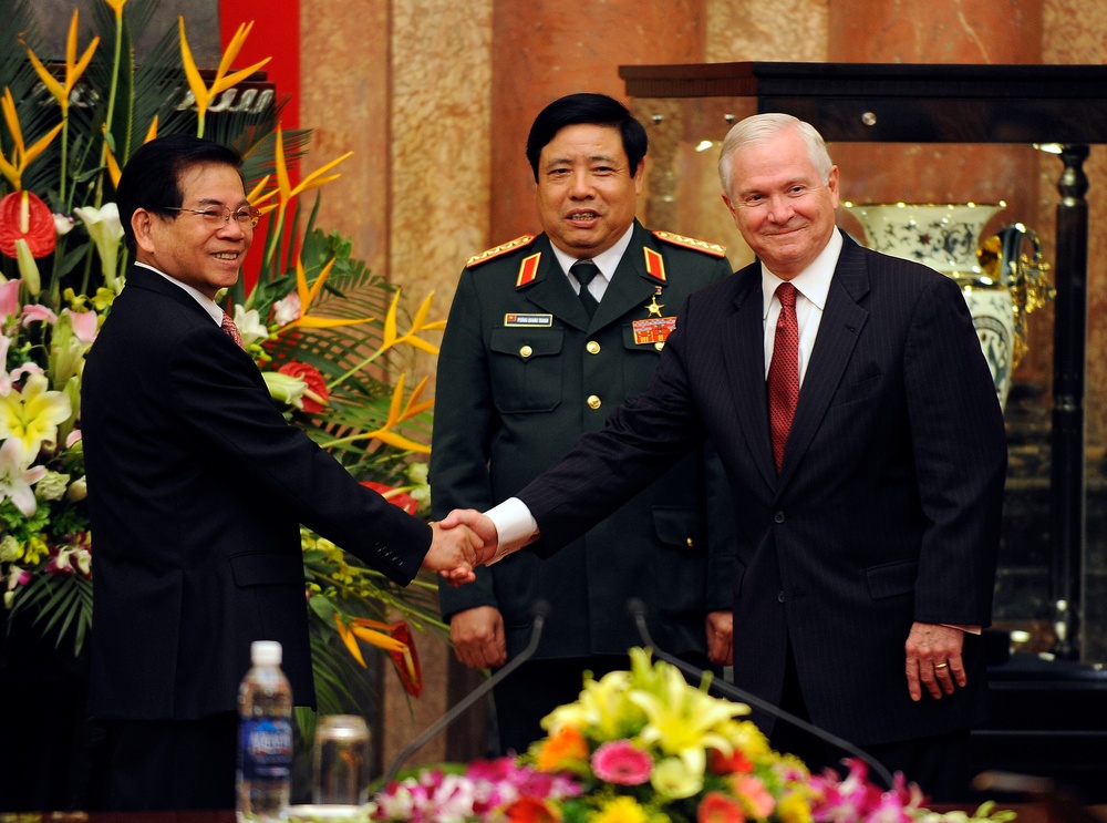 Secretary Gates shakes hands with Vietnamese President Nguyen Minh Triet.