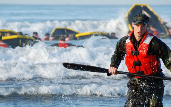 U.S. Navy SEAL candidates from Basic Underwater Demolition/SEAL class 286 participate in a training exercise.