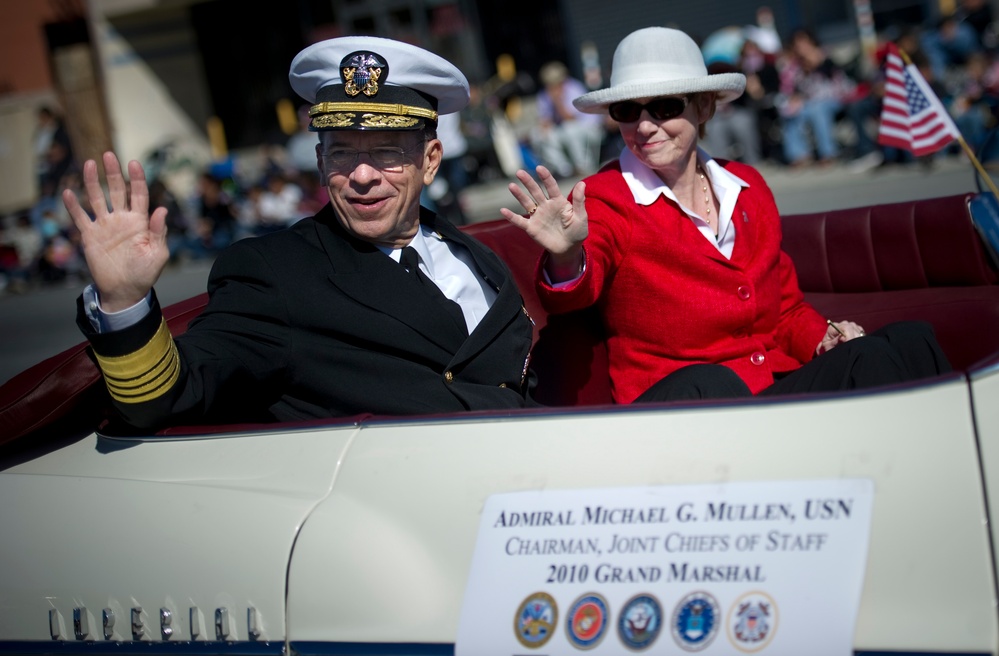 Adm. Mike Mullen and his wife Deborah wave to parade attendees.