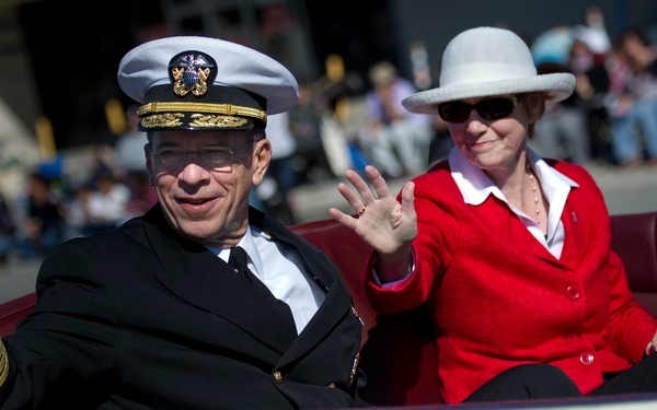 Adm. Mike Mullen and his wife Deborah wave to parade attendees.