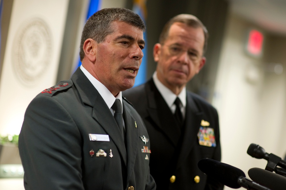 Adm. Mike Mullen and Israeli Chief of Defense Lt. Gen. Gabi Ashkenazi address the media.