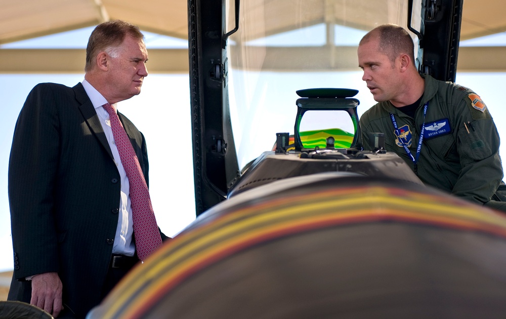 Deputy Secretary Lynn is given a mission brief of the F-16 Fighting Falcon jet fighter.