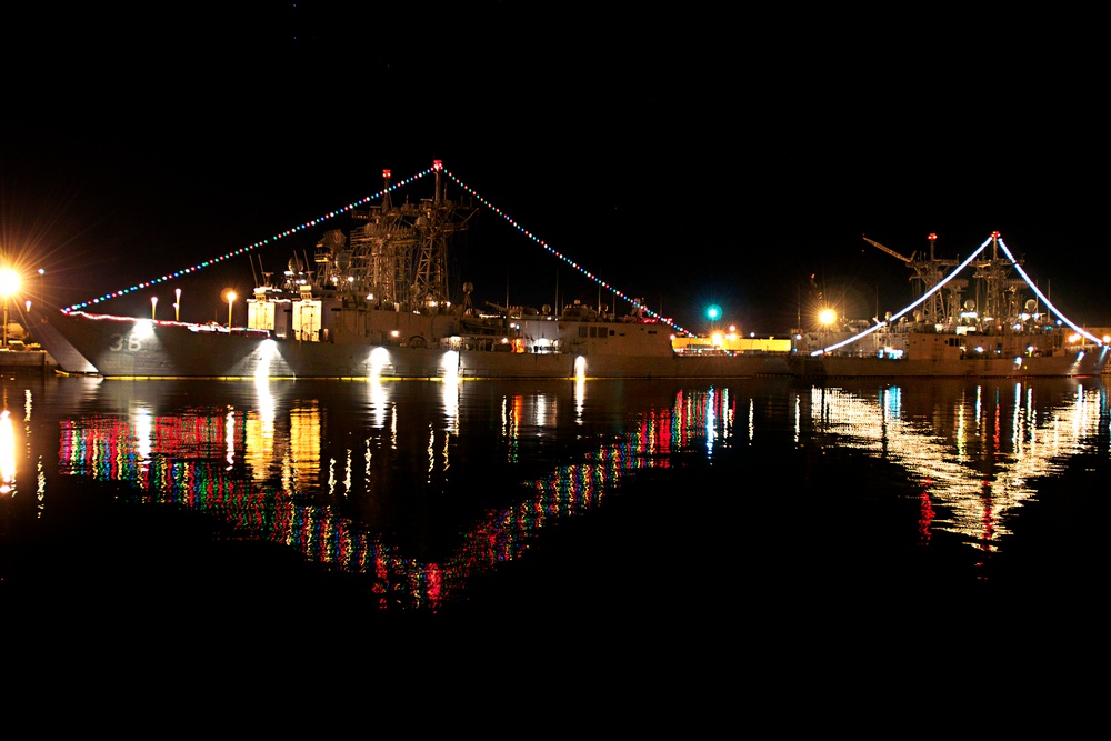 The USS Underwood (FFG 36) and USS Halyburton (FFG 40) are decorated with lights.