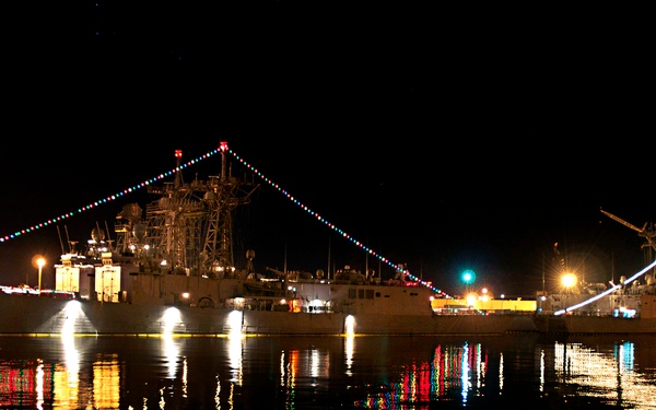 The USS Underwood (FFG 36) and USS Halyburton (FFG 40) are decorated with lights.
