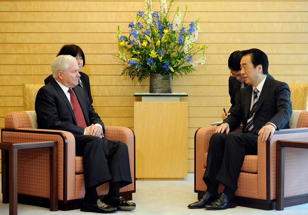 Secretary Gates talks with Japanese Prime Minister Kan Naoto.
