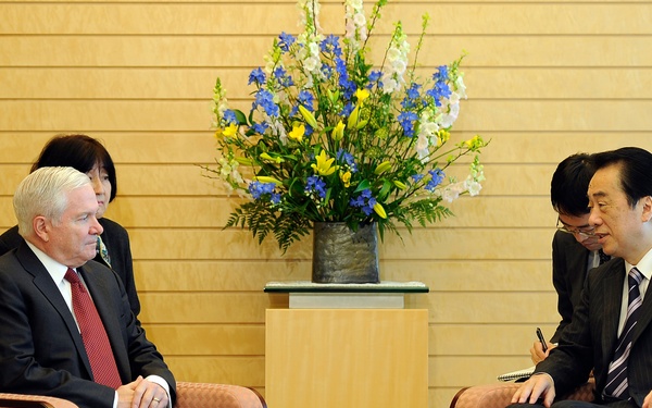 Secretary Gates talks with Japanese Prime Minister Kan Naoto.