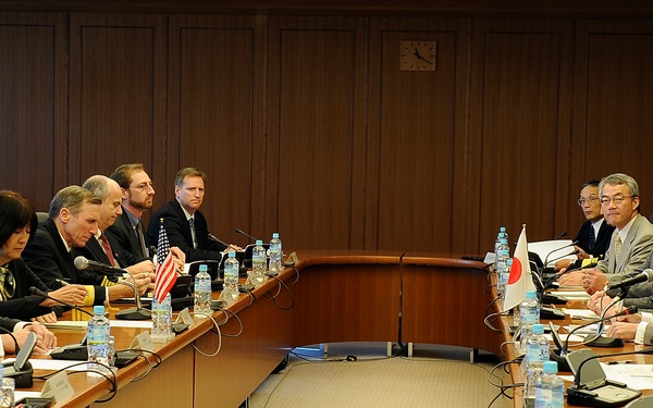 Secretary Gates talks with Japanese Defense Minister Kitazawa Toshimi.