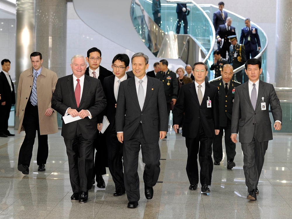 Secretary Gates walks with Korean National Defense Minister Kim Kwan-jin.