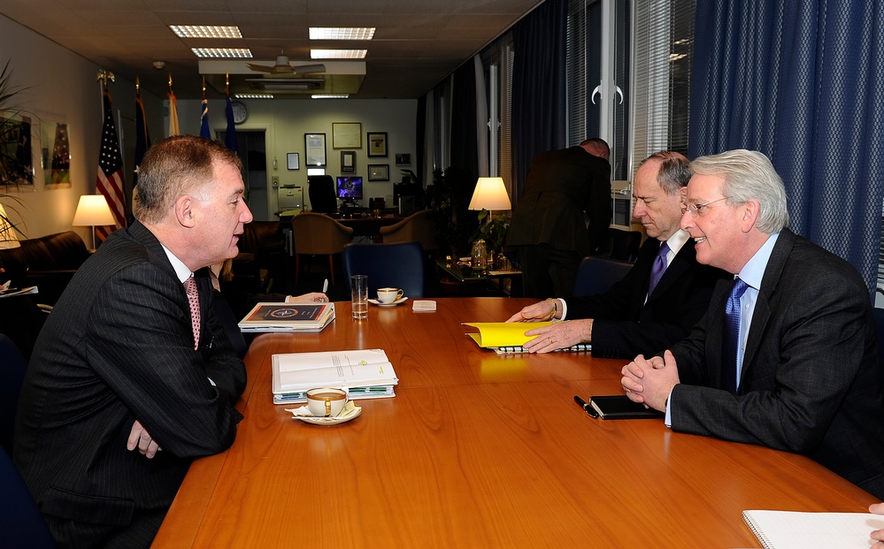 Deputy Secretary Lynn meets with U.S. Ambassador to NATO Ivo Daalder.