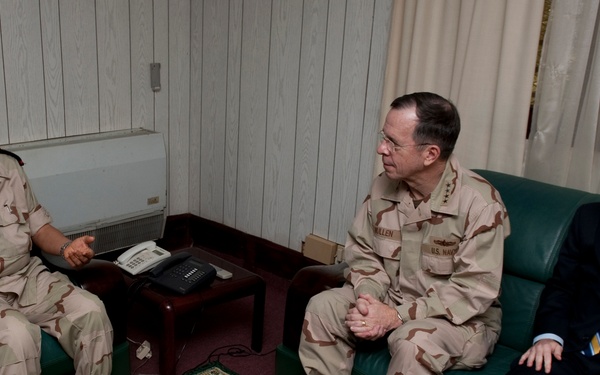 Adm. Mike Mullen and U.S. Ambassador to Djibouti James Swan meet with Chief of the Djibouti General Staff Maj. Gen. Ahmed Houssein Fathi.