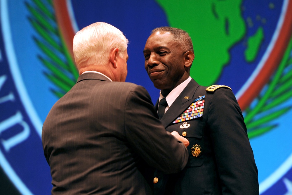 Secretary Gates presents the Defense Distinguished Service Medal to Gen. William Ward.