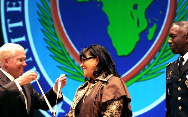 Secretary Gates presents Joyce Ward with the Distinguished Public Service Award.