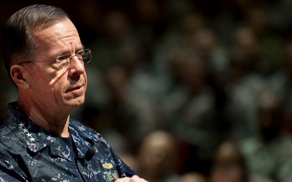 Adm. Mike Mullen addresses students assigned to the U.S. Army Sergeants Major Academy.