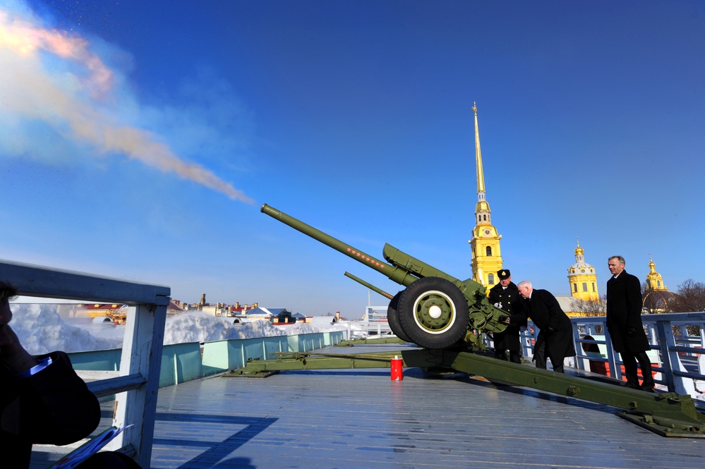 Secretary Gates fires the &quot;Noon Cannon&quot; during a visit to the Peter and Paul Fortress in St. Petersburg.