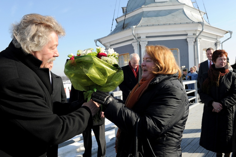 Becky Gates, wife of Secretary Gates, receives flowers.