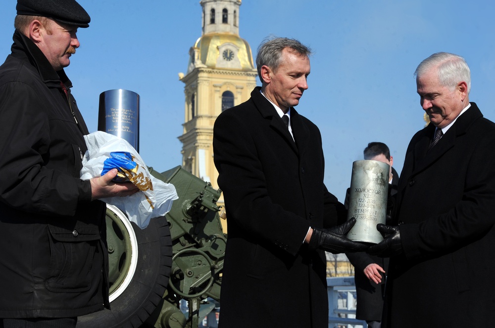 Capt. Andrey Lyalin presents Secretary Gates with the 122mm shell.