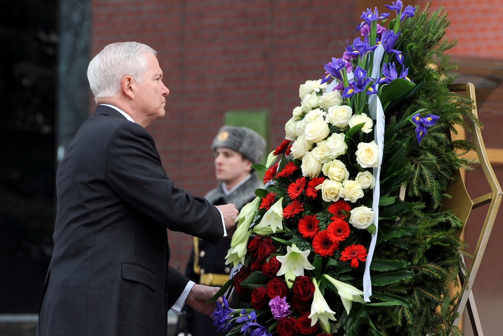 Secretary Gates lays a wreath at the Tomb of the Unknown Soldier in Moscow.