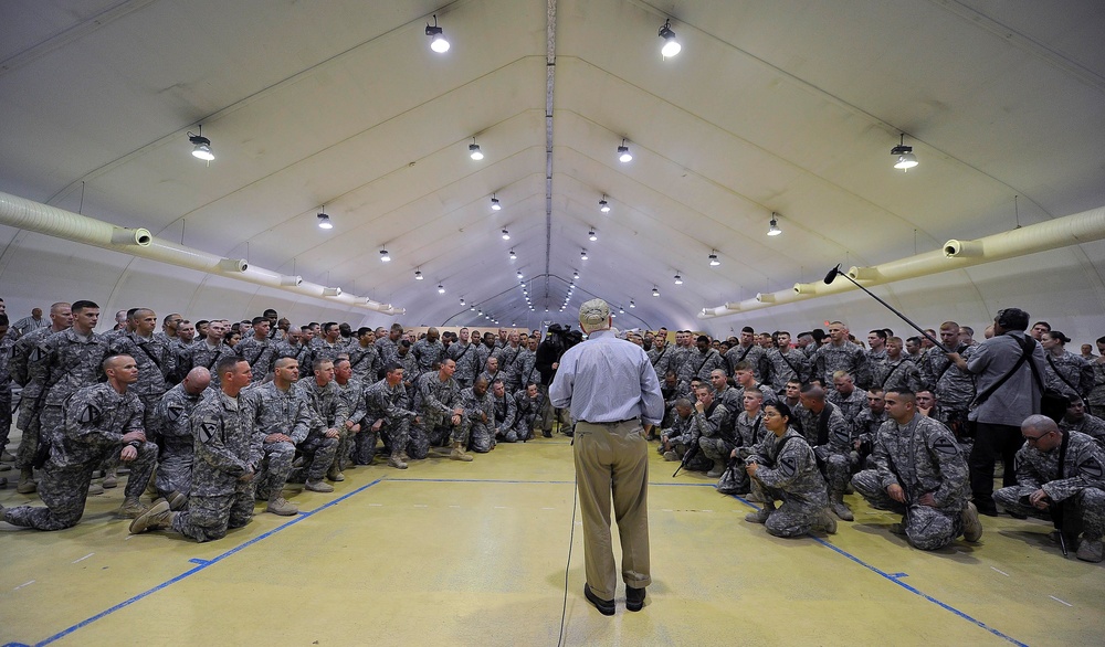 Secretary Gates talks with soldiers and airmen.