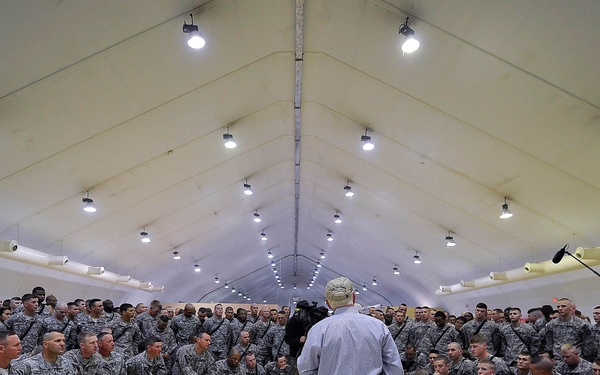 Secretary Gates talks with soldiers and airmen.