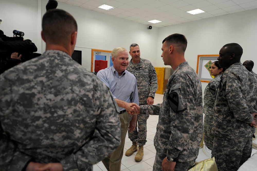 Secretary Gates talks with soldiers and airmen.