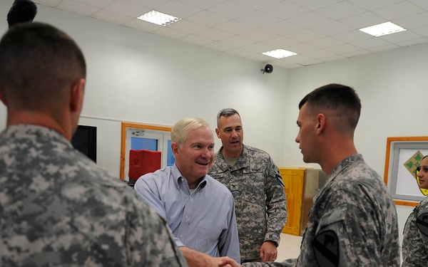 Secretary Gates talks with soldiers and airmen.