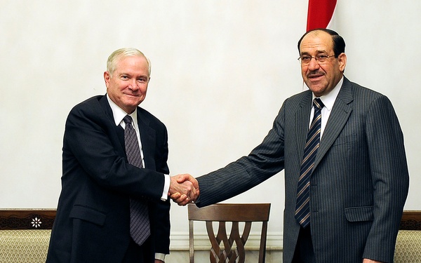 Secretary Gates poses for a photo and shakes hands with Iraqi Prime Minister Maliki.