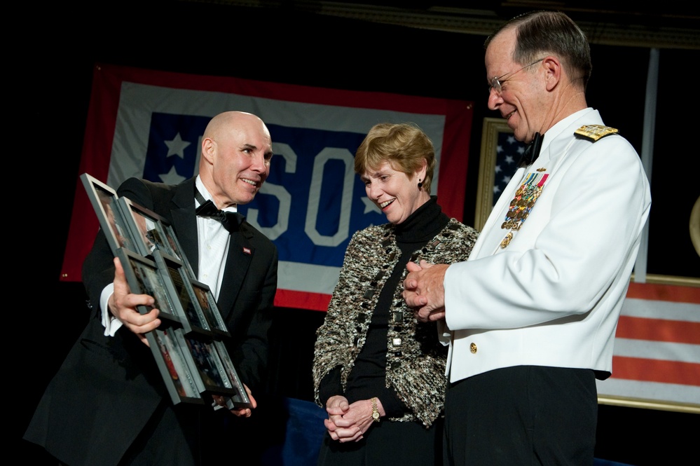 John Marselle presents Adm. Mike Mullen and his wife Deborah with a gift.