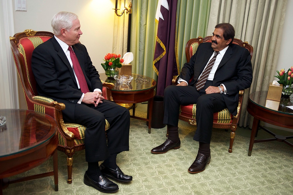 Secretary Gates meets with the Amir of Qatar Amir Hamad bin Khalifa Al-Thani.