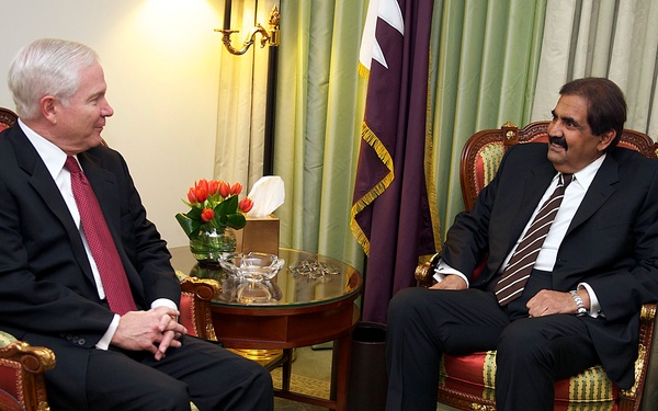 Secretary Gates meets with the Amir of Qatar Amir Hamad bin Khalifa Al-Thani.