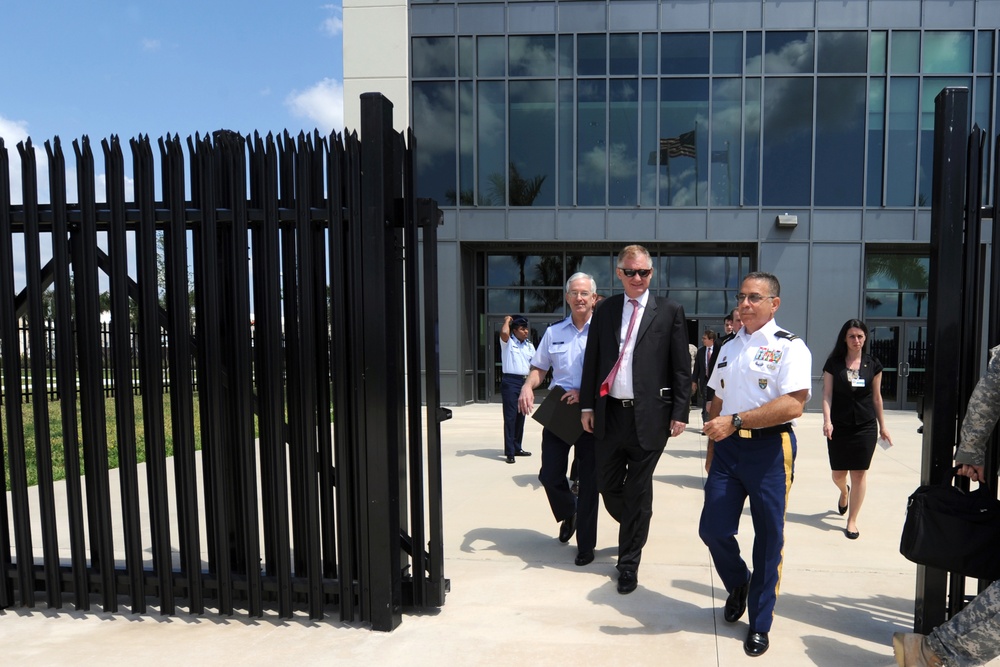 Deputy Secretary Lynn visits U.S. Southern Command.