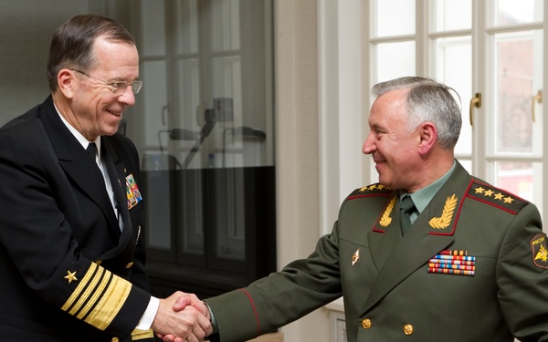 Adm. Mike Mullen congratulates Chief of the General Staff of the Armed Forces of Russia Gen. Nikolai Makarov.