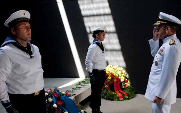 Adm. Mike Mullen lays a wreath at the Bundeswehr Memorial in Berlin.