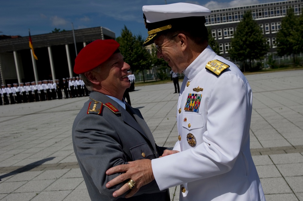 Adm. Mike Mullen greets Chief of Staff of the German Armed Forces Gen. Volker Wieker.